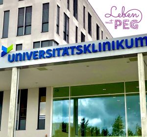 Eingangsportal Universitätsklinikum (mit Logo von „Leben mit PEG“)