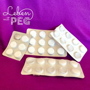 teilweise leere Tabletten-Blister auf lila Hintergrund mit Logo "Leben mit PEG